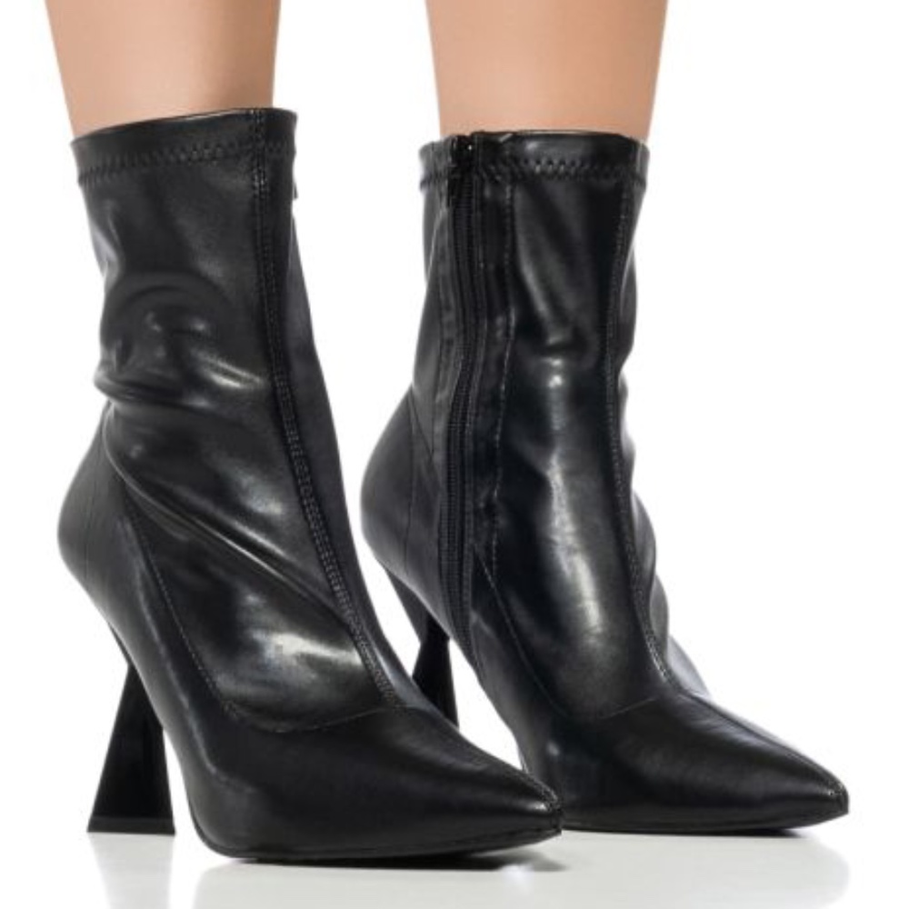 PYRAMID HEEL BLACK BOOTIE